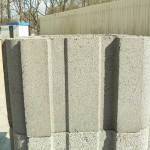 Фотография бетонного блока, из которого собирается заборный столб