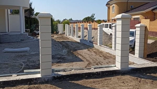 установка забора из бетонных блоков