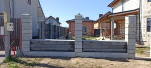 комбинированный забор из бетонных блоков и штакетника